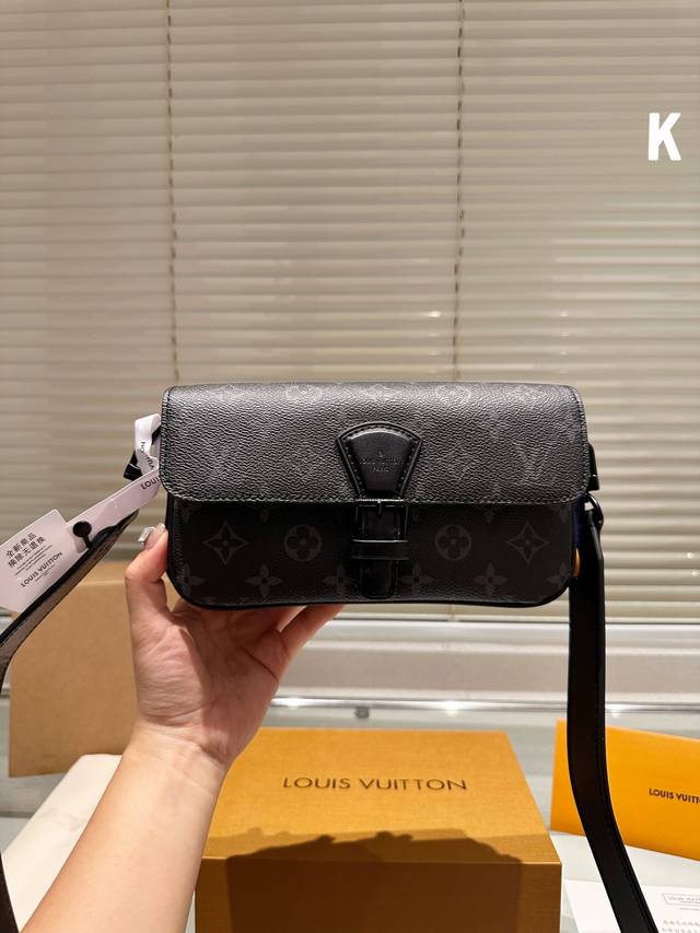 牛皮 男包分享lv 单肩包 目路易威登louisvuitton比起非常火一款包这一款lv男士单肩包可以说非常低调了國 材质:经典帆布 尺寸: District