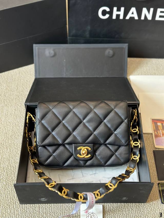 Chanel 粗链条方胖子 慵懒随性又好背 上身满满的惊喜 高级慵懒又随性 彻底心动的一只 Size:大号 22 15Cm Chanel 粗链条方胖子 慵懒随性又好背 上身满满的惊喜 高级慵懒又随性 彻底心动的一只 Size:大号 22 15Cm