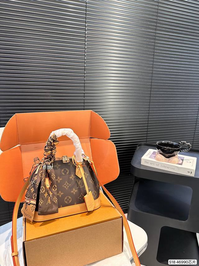 配飞机盒折叠盒子 Lv Alma贝壳包 芯片版本 内敛！深沉！有味道！ 这款百搭的经典手袋 依然很受现代的青睐！ 尺寸：20 15.5 货号46990
