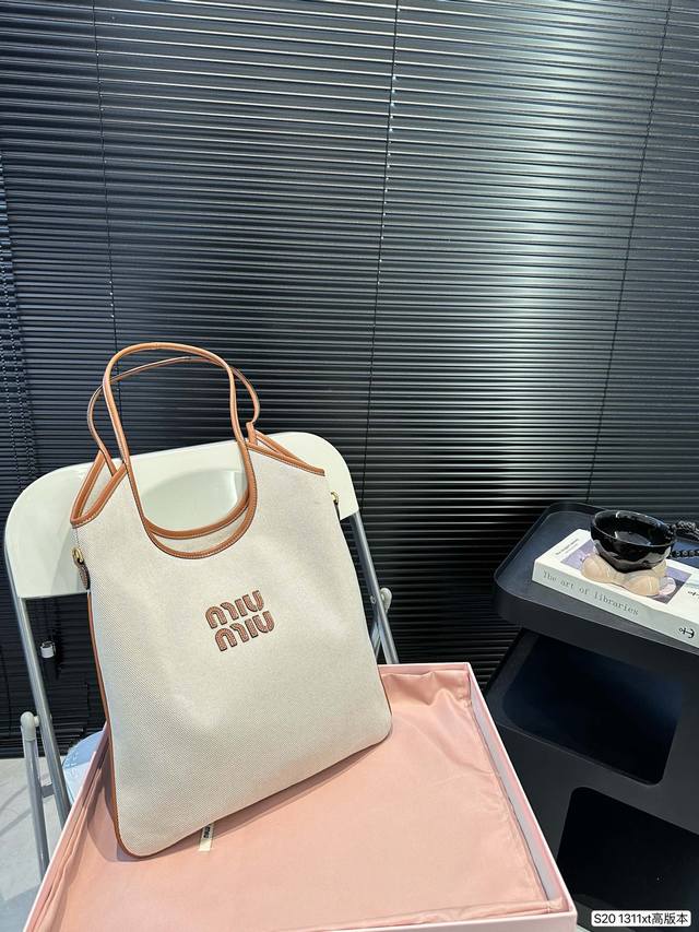 配盒子 高版本缪缪托特 近期的好物推荐，最近超爱这个包包，托特包真的超能 装，出门拍摄能装好多小东西，随意慵懒的赶脚很戳 我，又是被miumiu 设计征服的一天