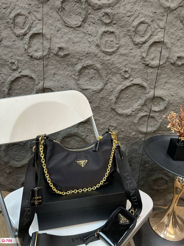 配礼盒 普拉达hobo 三合一已成为主流时尚趋势啦！ 超级百搭好看时髦潮人一定要买它！ 不仅实用轻便又好看可拆卸的小袋挂饰和空间宽大的内部隔层，简直是太棒了中性