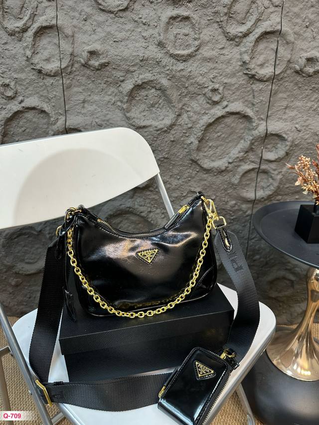 配礼盒 普拉达hobo 三合一已成为主流时尚趋势啦! 超级百搭好看时髦潮人一定要买它! 不仅实用轻便又好看可拆卸的小袋挂饰和空间宽大的内部隔层,简直是太棒了中性 配礼盒 普拉达hobo 三合一已成为主流时尚趋势啦! 超级百搭好看时髦潮人一定要买它! 不仅实用轻便又好看可拆卸的小袋挂饰和空间宽大的内部隔层,简直是太棒了中性