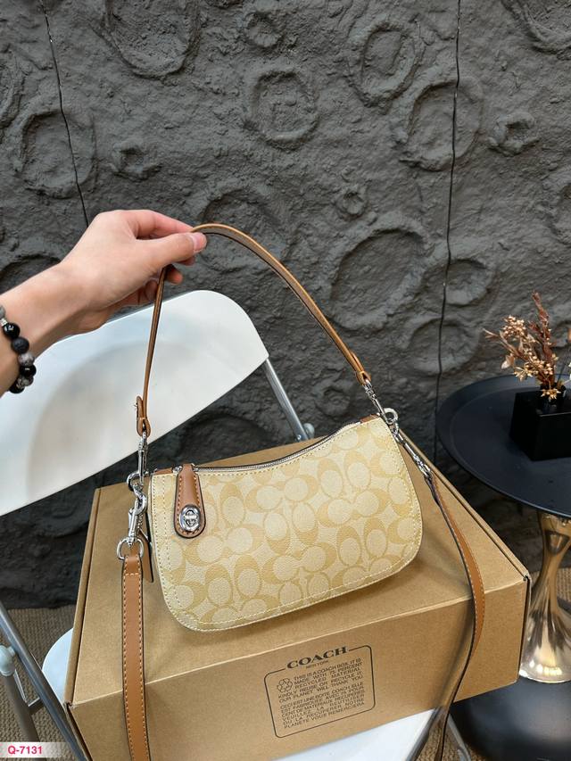 配礼盒 Coach 蔻驰 Swinger 麻将包腋下包经典老花设计简直不要太精 尺寸23.13Cm