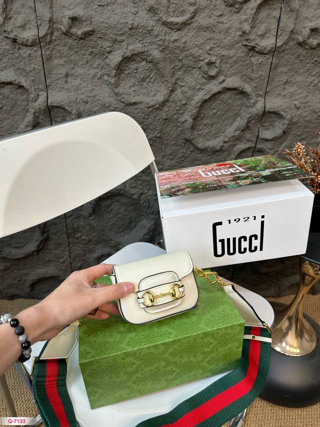 免税店全套包装 这是什么神仙小可爱？酷奇gucci 1955超级迷你什么包一旦做成废包就让人忍不住想掏钱！ 配一条宽的经典红绿色编织可调节肩带，和一条很短的装饰