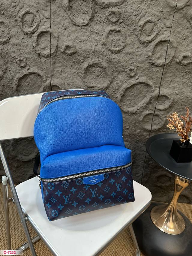 Lv限量款系列联名款,双肩包 最新款双肩包这款时尚功能背包是最适合都市活躍人士 它将运动袋形与独特的品牌细节元素结合 背都超好看哦!每一个细节跟足双肩包 尺寸2 Lv限量款系列联名款,双肩包 最新款双肩包这款时尚功能背包是最适合都市活躍人士 它将运动袋形与独特的品牌细节元素结合 背都超好看哦!每一个细节跟足双肩包 尺寸2