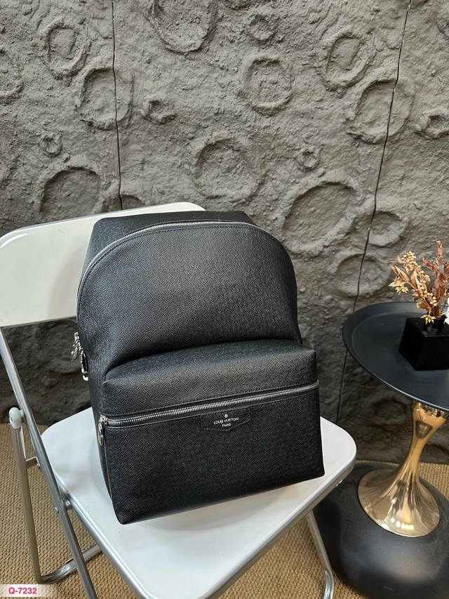 Lv限量款系列联名款，双肩包 最新款双肩包这款时尚功能背包是最适合都市活躍人士 它将运动袋形与独特的品牌细节元素结合 背都超好看哦！每一个细节跟足双肩包 尺寸2