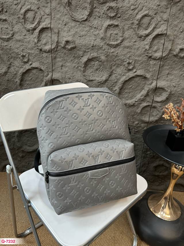 Lv限量款系列联名款，双肩包 最新款双肩包这款时尚功能背包是最适合都市活躍人士 它将运动袋形与独特的品牌细节元素结合 背都超好看哦！每一个细节跟足双肩包 尺寸2