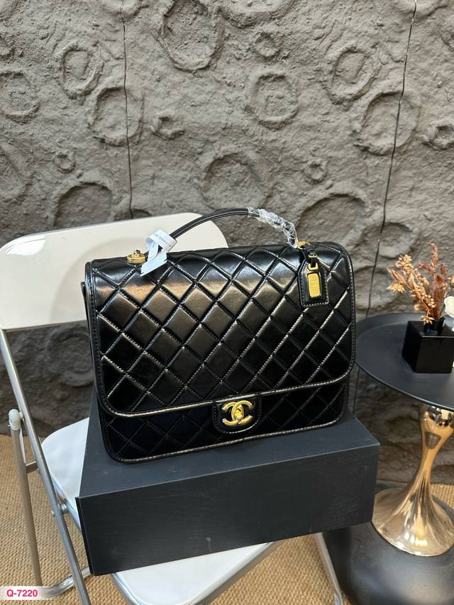 折叠盒 香奈儿双肩包 牛皮 任何搭配都能够轻松驾驭 低调有质感 容量也很可 尺寸:30.25Cm