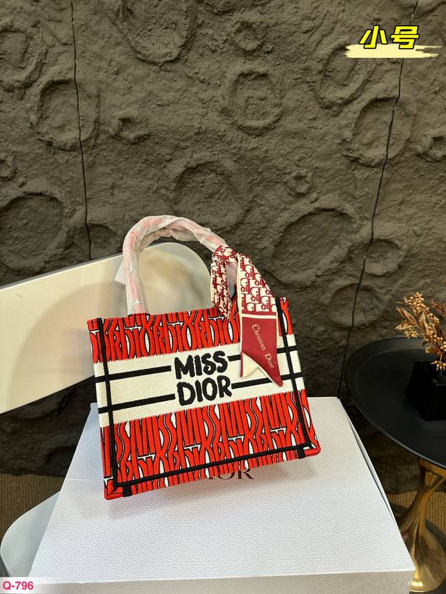 小号 尺寸26.22Cm 中号 尺寸35.27Cm 大号 尺寸42.33Cm 原单dior 迪奥购物袋 配礼盒 本年度重量级专柜经典爆款 将帅气和优雅两种不同的