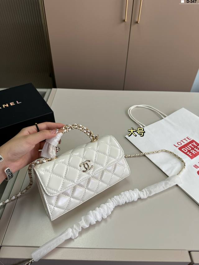 大 香奈儿chanel珐琅手柄包包， 真的要冲~真的是小皮具中的天花板了 多种背法，本人超爱！ D-347尺寸19×10 16×12折叠盒