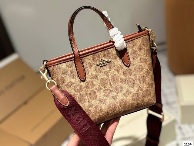 配折叠盒尺寸17.14 蔻驰 City Mini托特包 时髦拿捏住啦 不显老气好好搭啊 而旦貌美气质加成好高的呀~ 爱死了这份从容优雅