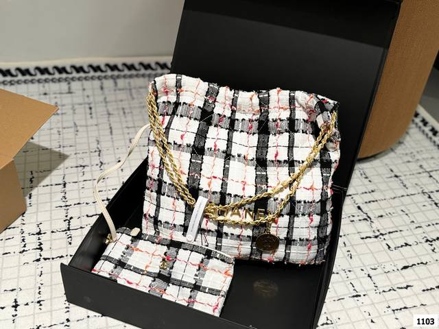 折叠礼盒包装 香奈儿 Chanel 金币毛呢垃圾袋 加上毛茸茸的元素瞬间软绵绵的 一下就温柔起来了。 秋冬很适合背毛绒包！ 不仅手感很棒 还能取暖~ 软乎乎毛茸