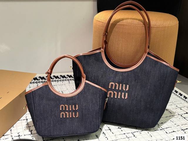 又是被miumiu 征服的一天 麂皮缪缪托特 近期的好物推荐,最近超爱这个包包,托特包真的超能 装,出门拍摄能装好多小东西,随意慵懒的赶脚很戳 我,又是被miu 又是被miumiu 征服的一天 麂皮缪缪托特 近期的好物推荐,最近超爱这个包包,托特包真的超能 装,出门拍摄能装好多小东西,随意慵懒的赶脚很戳 我,又是被miu