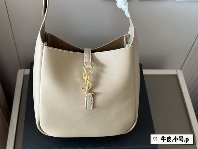 配盒 牛皮 Size： 22*21Cm 小号 谁还没拥有 Ysl Soft Hobo！大爱这款包呀 实用性超强的！ 大包就选它啦~ 牛皮的手感太ok！