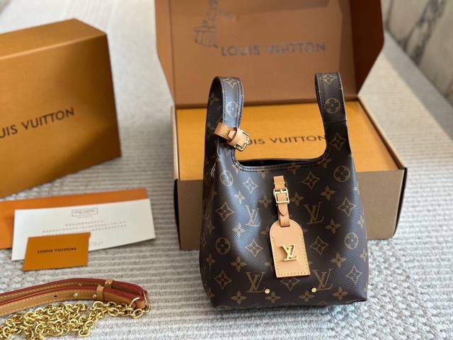 配盒 升级版 Size:18*18Cm L家 新品秀款菜篮子 福袋 除了菜篮子经典的手提方法之外 还多给了一条肩带 可以单肩和斜挎哦! 配盒 升级版 Size:18*18Cm L家 新品秀款菜篮子 福袋 除了菜篮子经典的手提方法之外 还多给了一条肩带 可以单肩和斜挎哦!