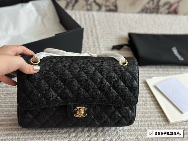 牛皮 Cf 中号 无论你身着什么衣服，一只小香风手袋, 都能给你的装扮增添一抹时髦的颜色。 优雅通勤又温柔，经典复古，人群中的c位 司以轻松搭配不同场合~ 可以