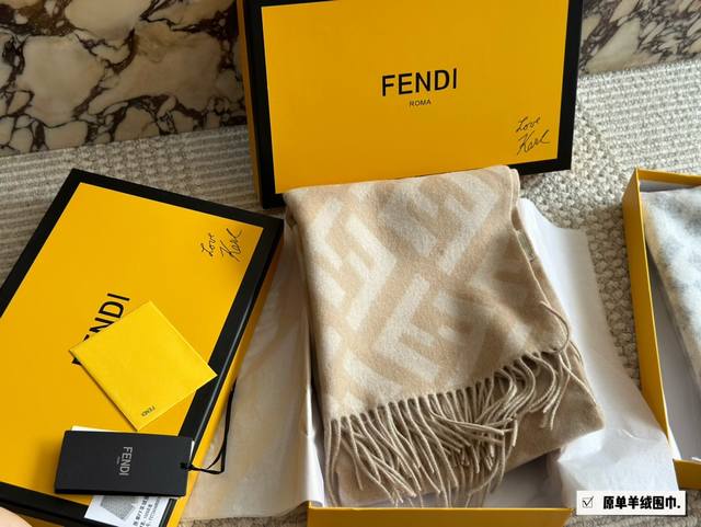 配盒羊绒围巾 Size：45*170Cm Fendi芬迪灰白色的 这款围巾是真的好好看 灰白色让你的气质更显干净 人手一条了哦！ 随便搭一搭就特别出彩 百分百羊