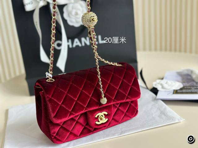 全套包装 做到全球断货就是它，Chanel金球方胖子没错了，又是香奈儿因为太火爆，都卖光光了小巧的包型和可爱的小金球哪个女孩不爱呢 经典的黑金色搭配柔软的小羊皮