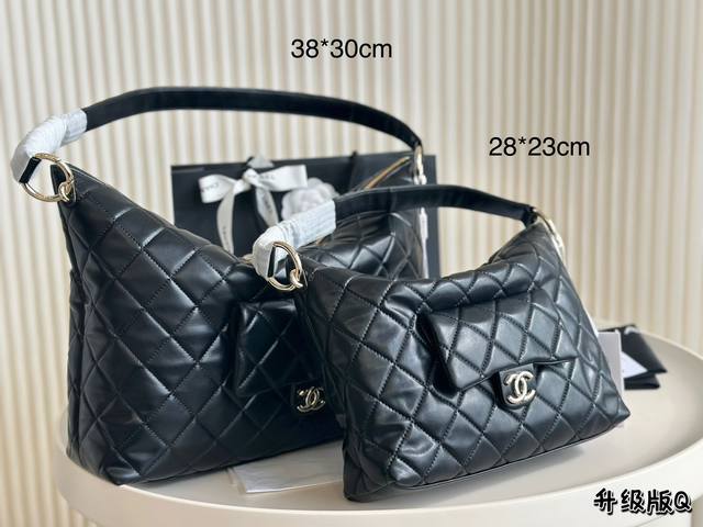 大号 配盒尺寸38*30 小号 配盒尺寸28*23 香奈儿 Chanel Hobo 嬉皮包 爆款hobo嬉皮腋下包 23B 爆款小牛皮嬉皮腋下包！不得不说这几年