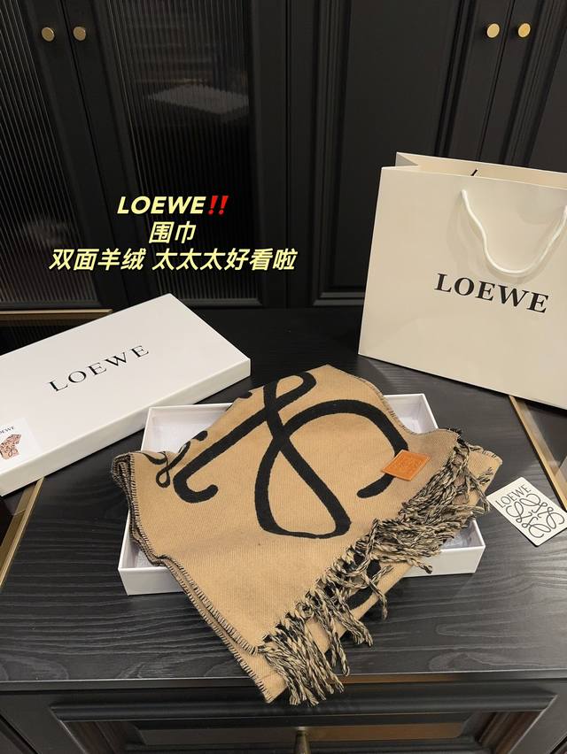 罗意威 Loewe 围巾 Loewe 字母涂鸦双面羊毛围巾，绝对要屯一波的围巾，可以悄悄准备起来了 这款触动内心的柔美国巾，高达90%的羊毛与 20%上山羊绒混