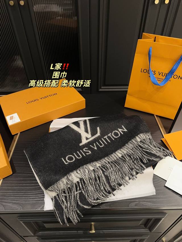 配盒 Lv 围巾 真的相当的百搭，上身气质 Upup 上身效果气场非常强大！ 这款围巾的效果很特别，手感柔软成色有质感，面料厚实保暖，版型更是非常有型