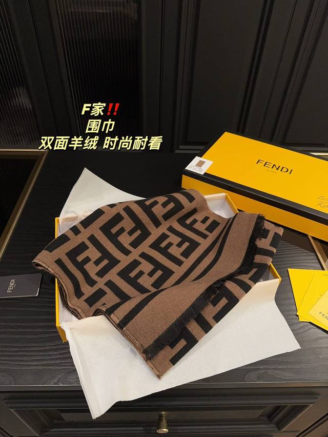芬迪 Findi 围巾 双面羊绒 大字母款很时尚 更耐看