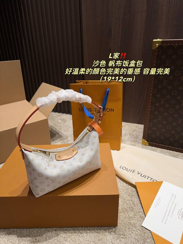 全套包装尺寸19.12 Lv 沙色 帆布饭盒包 这款山丘 Pochette 手提包采用 Monogram Mini设计，借鉴了该品牌的标志性 Monogram