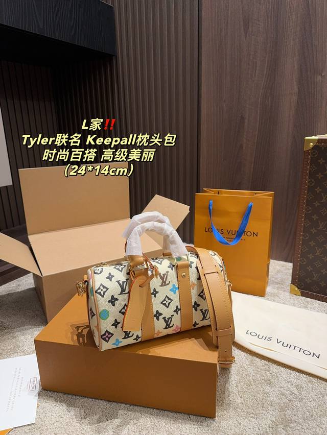 全套包装尺寸24.14 Lv Tyler 联名keepall枕头包 时髦拿捏住啦 不显老气好好搭啊 而旦貌美气质加成好高的呀~ 爱死了这份从容优雅