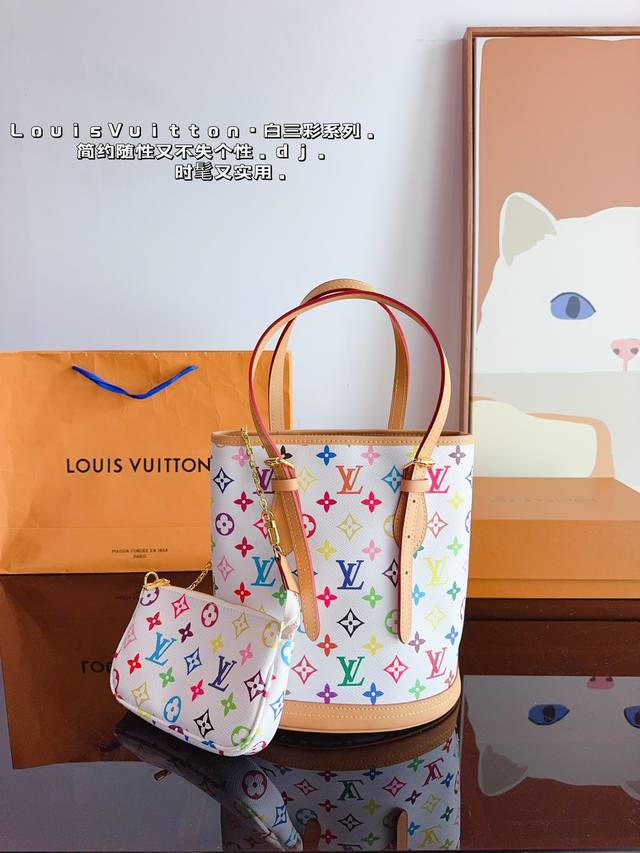 配礼盒 Lv 水桶包 子母包 被种草这款lv的水桶包 薯条包 酷甜风 又很优雅 设计感十足 虽然经常能够在街上看见l 家 老花系列但是这款撞包率真的好低一年四季