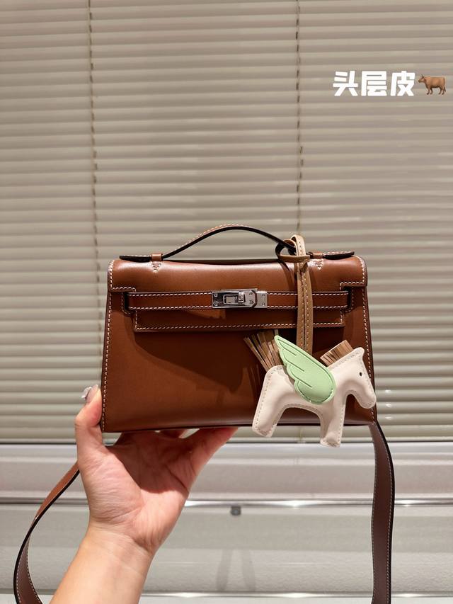 顶级原单牛皮 Hermes Kelly Swift最近娱乐圈出镜率最高的一款包包，H家永恒的经典. 凯莉包好随意搭配，不管怎么穿，随便一背都好看 而且一点都不挑
