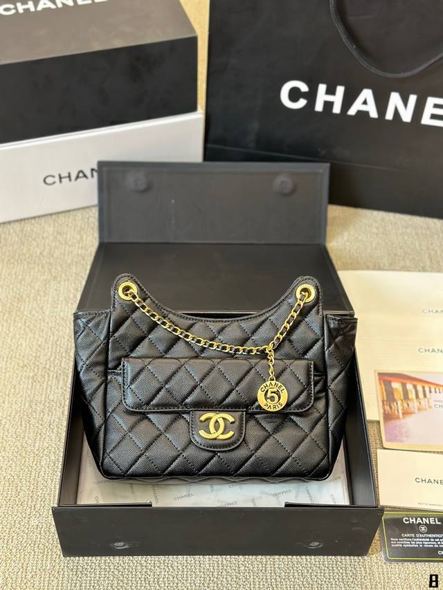 颗粒鱼子纹 Chanel 2024新款 金币牛角包 时装 休闲 不挑衣服 尺寸大号 23 20Cm 全套礼盒包装 颗粒鱼子纹 Chanel 2024新款 金币牛角包 时装 休闲 不挑衣服 尺寸大号 23 20Cm 全套礼盒包装