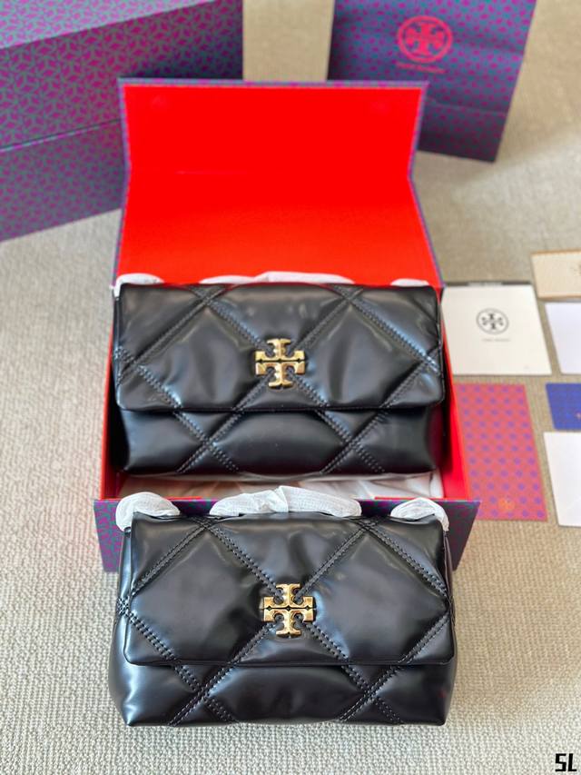 牛皮版本 汤丽柏琦tory Burch 小羊皮 Kira翻盖包包 Kira系列都很的大气、百搭，上班通勤都可以背，日常 使用率超级高～ 尺寸大号28 19Cm