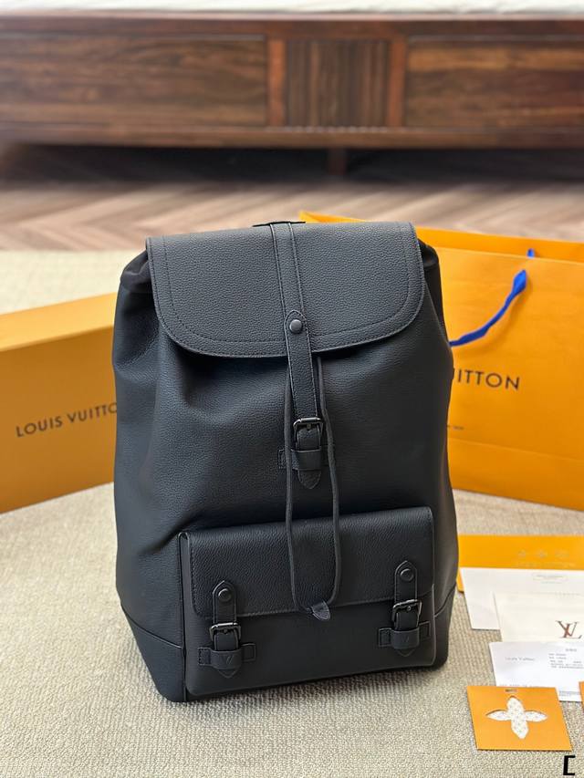 Lv男士 压纹双肩包 A容量很大，放的下小笔记本。 男女通用，感觉女生背也很好看。 ★比较低调的一款，上 班通勤出去玩儿都可以背。★非常实用。男生如果不喜欢拎包