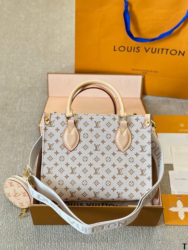 帆布 Lv Onthego 压字 丛林包 折叠礼盒 原单品质 Lv A B面喷绘 Onthego妈咪袋 性价比之王这是一款超赞的包型，灵感来自于恶搞lv的街头品