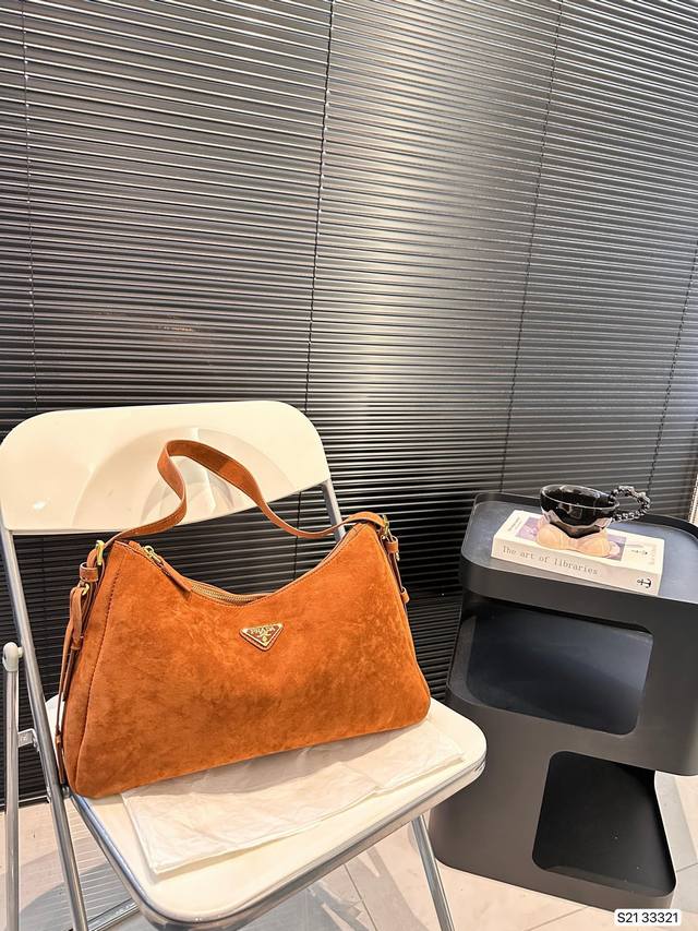 普拉达腋下新包 Prada上架2024秋冬新款aimee手袋2024 秋冬prada广告片中出场的这款手袋作品被命名为 Aimée 在法语中有 被爱、受宠 之意