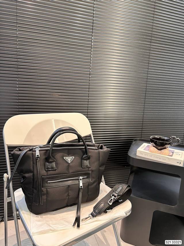 普拉达prada 托特包 材质耐造耐磨 设计简约 包身轻便 日常造不心疼 黑色万年长青款 上身酷！时髦！ 尺寸：28 23 货号33321