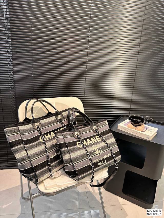 大号 小号 Chanel 新款香奈儿沙滩包购物袋 Chanel沙滩包每年都会出新的款 跟老款不同的logo装饰更加高端大气 容量超级可妈咪包 简约休闲的设计深受