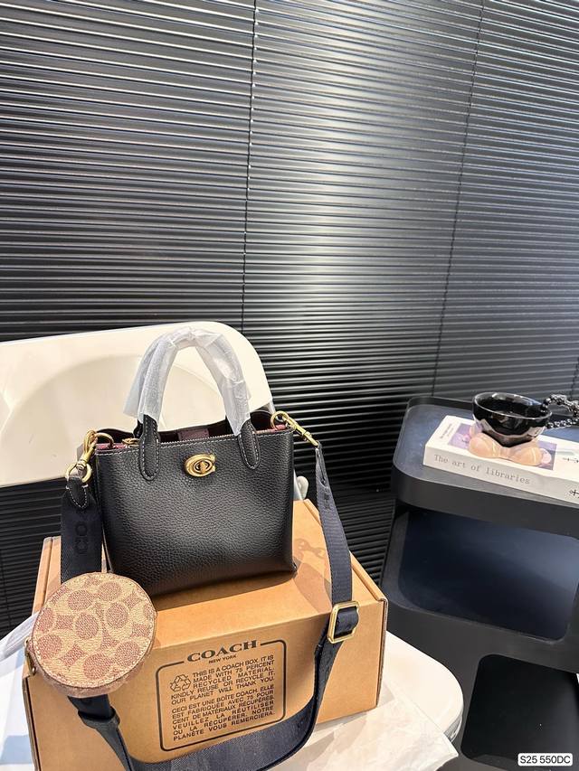 配飞机盒 蔻驰 Coach Willow系列托特包 与之前的完全不同哦! 这一款搭配最新的体闲风宽带 还有logo 而日只有这一款有零钱包哦 超特别的 任何型号 配飞机盒 蔻驰 Coach Willow系列托特包 与之前的完全不同哦! 这一款搭配最新的体闲风宽带 还有logo 而日只有这一款有零钱包哦 超特别的 任何型号