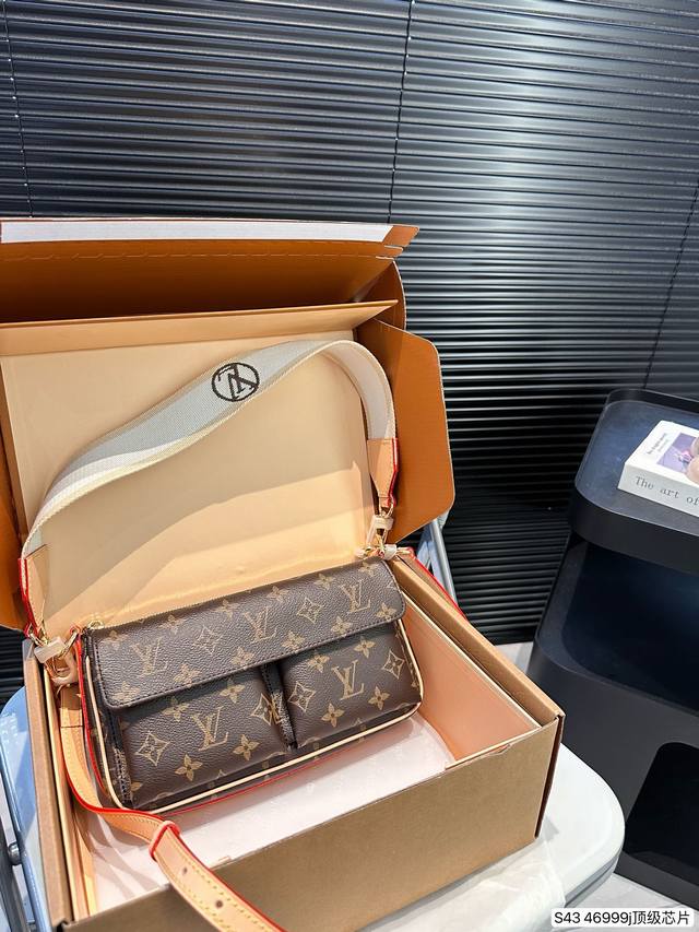 配飞机盒折叠盒子 顶级芯片版本全钢五金 超美的爆款lv包包来了~ 新款lv双口袋骆驼包来啦超适合春夏的一款包包 短款肩带舒适又时髦妥妥辣妹背法~ 随意搭配衣服，