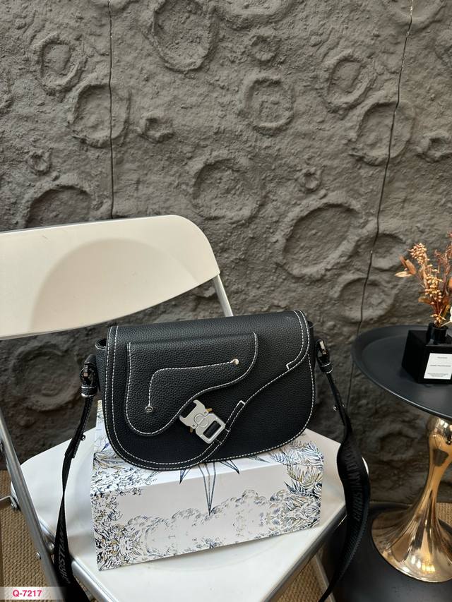 配折叠盒 Dior新款马鞍斜挎包男生女生都适合 作力dior最経典的包款之ー 马鞍包 The Saddle Bag 的热门程度真的可以说明星博主人手一只这只复刻 配折叠盒 Dior新款马鞍斜挎包男生女生都适合 作力dior最経典的包款之ー 马鞍包 The Saddle Bag 的热门程度真的可以说明星博主人手一只这只复刻