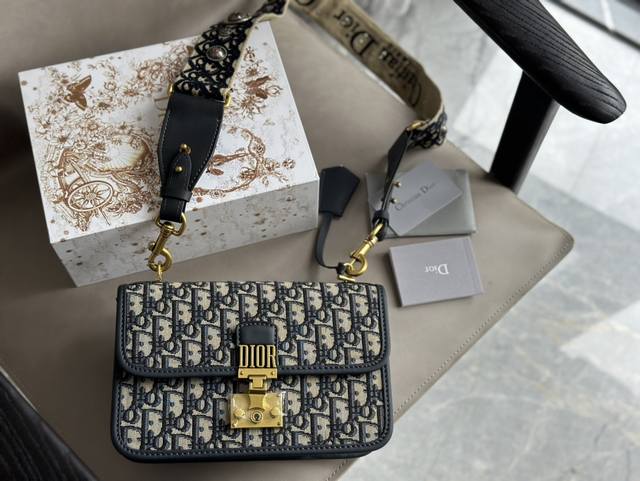 原单罗马肩带 就是这款dior的老花 Addict 是不是超级美呢材质是采用斜纹刺绣帆布工艺，以小牛皮作为外部边饰，在搭配上做旧的复古金属锁扣，最最最喜欢就是它