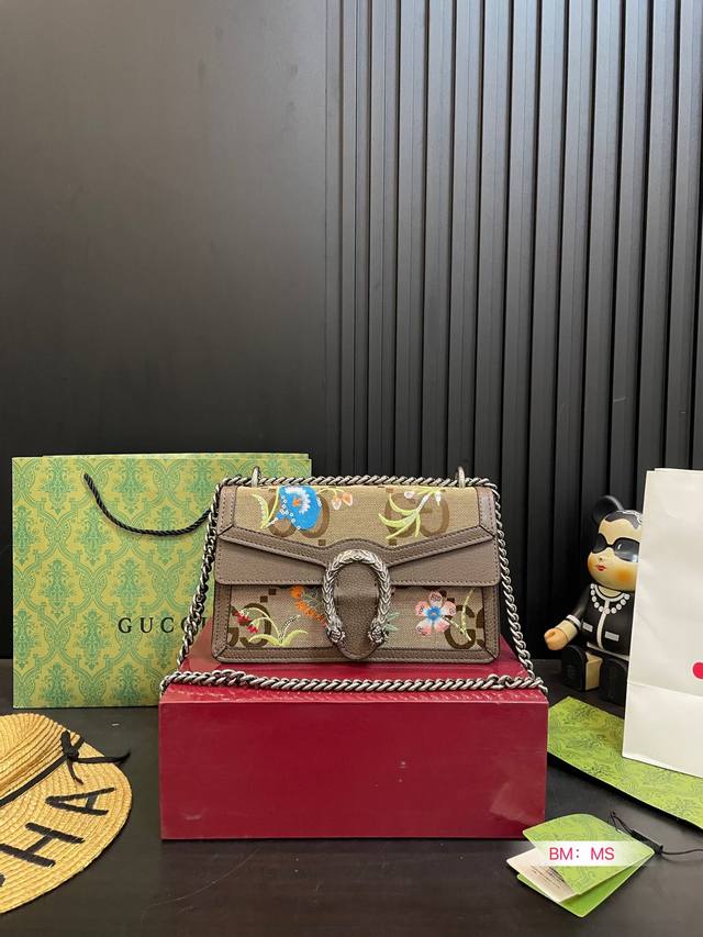配折叠盒 酷奇gucci Dionysus 酒神包 时髦精必备 Gucci酒神真的是不挑季节 超多背法 可单肩 可斜挎 可手提 高级又百搭 随意搭配都很时髦 尺
