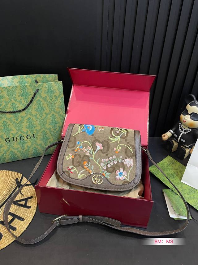 配折叠礼盒 Gucci 23Ss马鞍包，看了很难不爱 Gucci 23Ss Ophidia马鞍包 这个款复古韵味特别浓，对版五金原版内里！上身效果也超赞，很难不