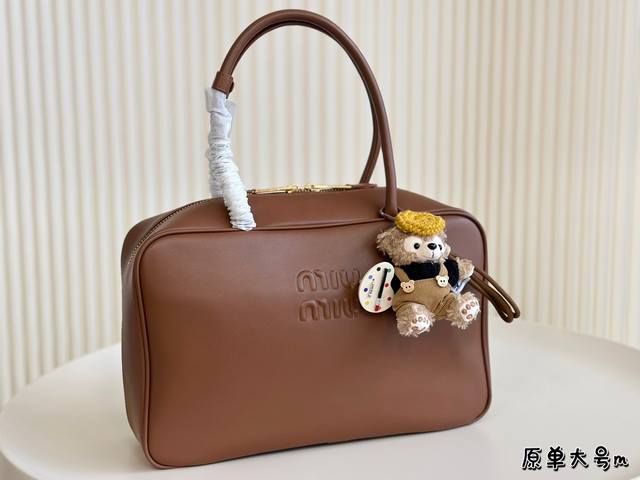 折叠盒 挂件+40 尺寸35*22Cm 缪缪miumiu 手提包 轻轻松松高级感 包包手感巨好容量也很不赖 简单却又不失华丽 不要觉得会炸眼太高调了什么的 根本