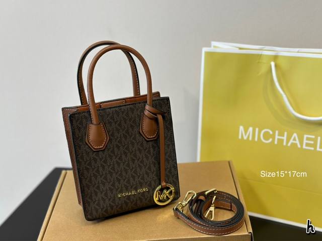 配盒 尺寸15.17 Mk Mercer Mini琴谱包 温柔百搭的颜色，很精致，超级可爱，适合小女生背~包包看起来很小但是容量刚好够用，女生出去逛街补妆的化妆