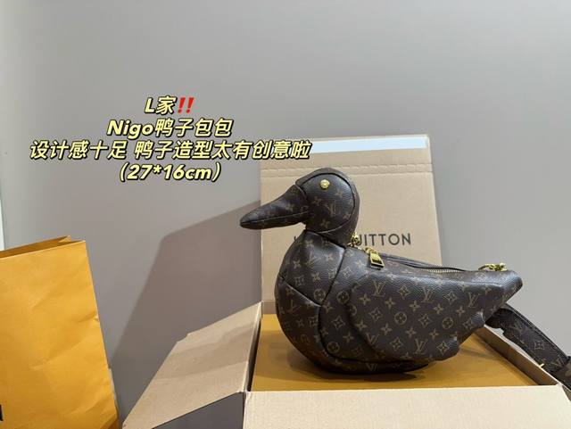 配折叠盒尺寸27.16 Lv联名系列以鸭子包包 鸭子造型为主题的包袋口 该包袋使用了 Lv标志性的monogram 老花图腾,同时结合精致的五金配件以及可拆卸调 配折叠盒尺寸27.16 Lv联名系列以鸭子包包 鸭子造型为主题的包袋口 该包袋使用了 Lv标志性的monogram 老花图腾,同时结合精致的五金配件以及可拆卸调