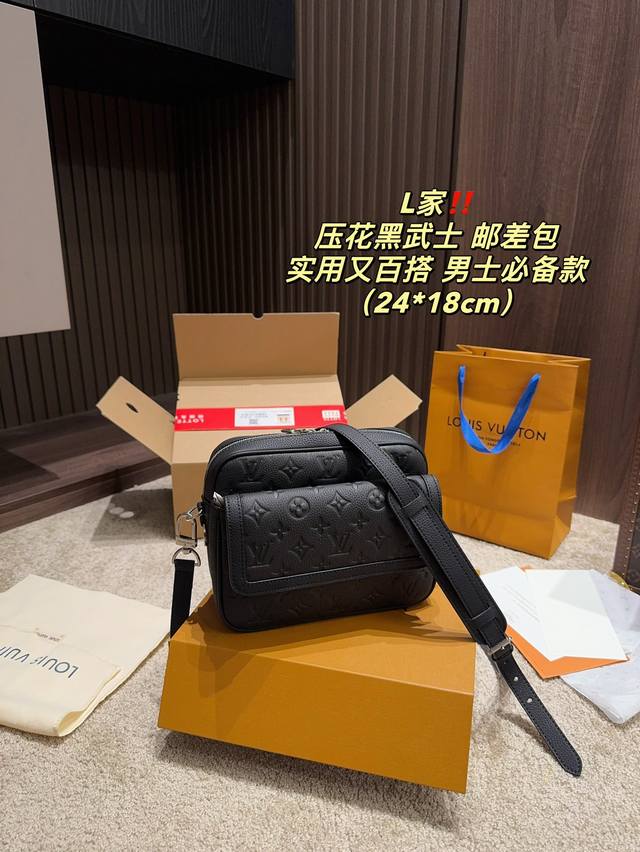 配合尺寸24.18 Lv 压花黑武士邮差包 男生日常休闲搭配的理想选择～ 实用又百搭，小小的身体大大的空间 非常适合放随身物品~ 面料耐磨耐刮蹭，适合男生大大咧