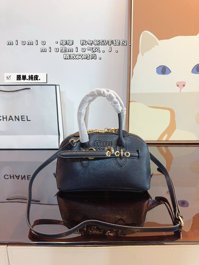 纯皮. Miumiu期待已久的2024秀款 中古包.快来围观吧 2024春夏系列包包 简洁利落的设计 凸显功能性 实用主义 柔软舒服的触感 彰显 Miumiu