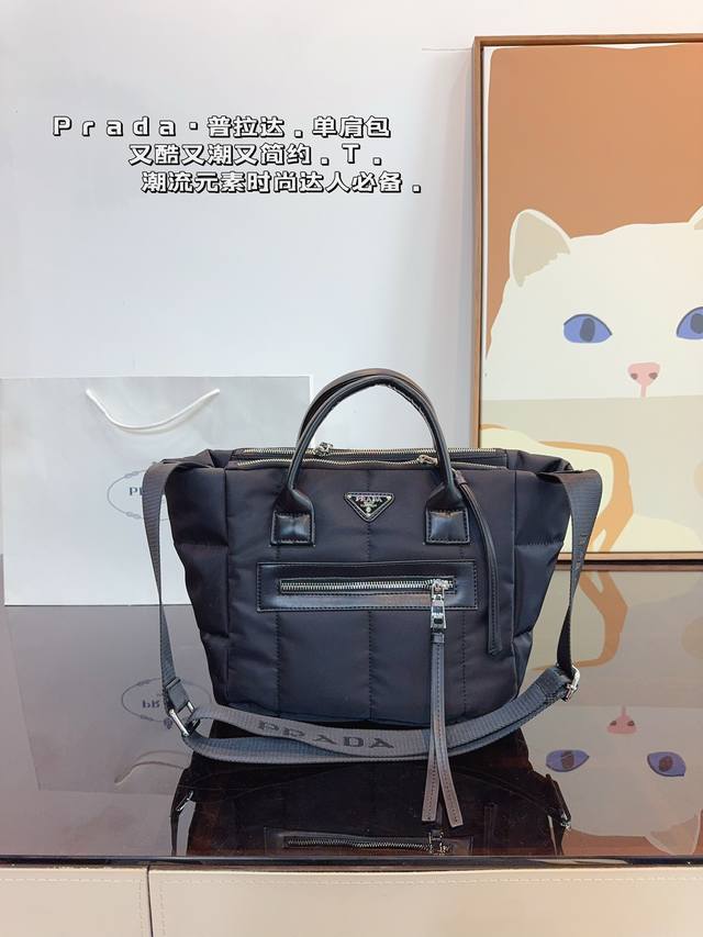 普拉达 新款手提斜挎包. 日常休闲搭配的理想选择~ 实用又百搭，非常适合放随身物品~ 面料耐磨耐刮蹭，适合男生大大咧咧的性格~尺寸：28*18*23Cm