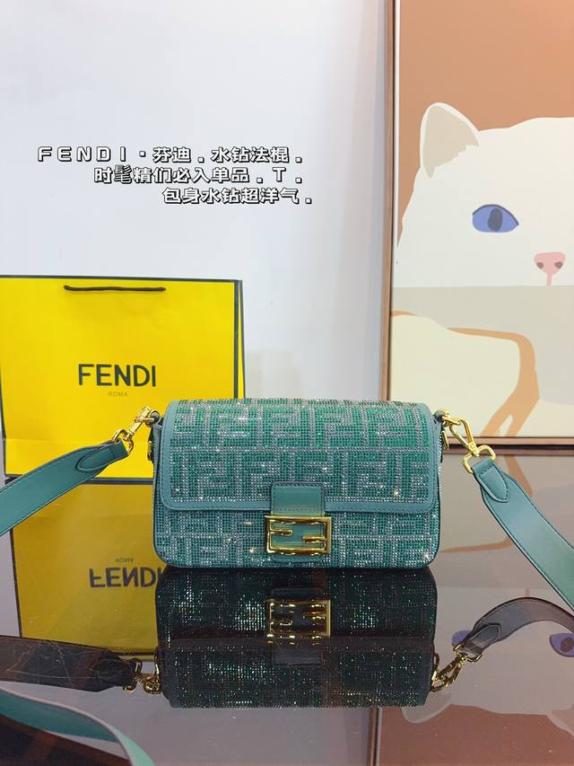 Fendi 芬迪 新品全幅饰 可手提斜挎包，Ss23Fendi Baguette强势回归，标志性的baguette手袋采用翻盖设计，配有ff磁扣开合。配有可拆卸